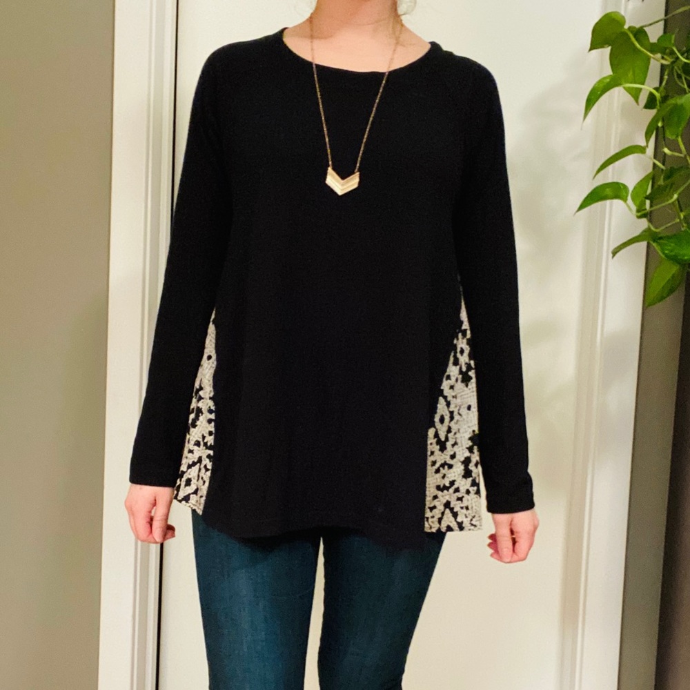 Patterned-back black tee